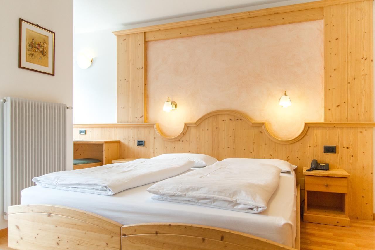 Hotel Genzianella Ziano di Fiemme Buitenkant foto